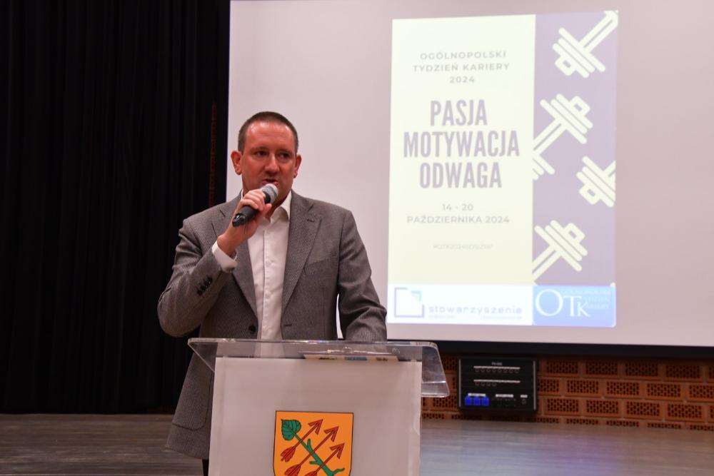 Zdjęcie galerii artykułu:  - a) Spotkanie uczniów klas VIII w ramach Ogólnopolskiego Tygodnia Kariery