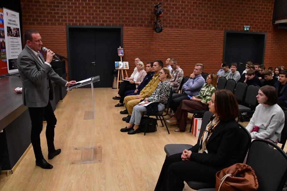 Zdjęcie galerii artykułu:  - b) Spotkanie uczniów klas VIII w ramach Ogólnopolskiego Tygodnia Kariery