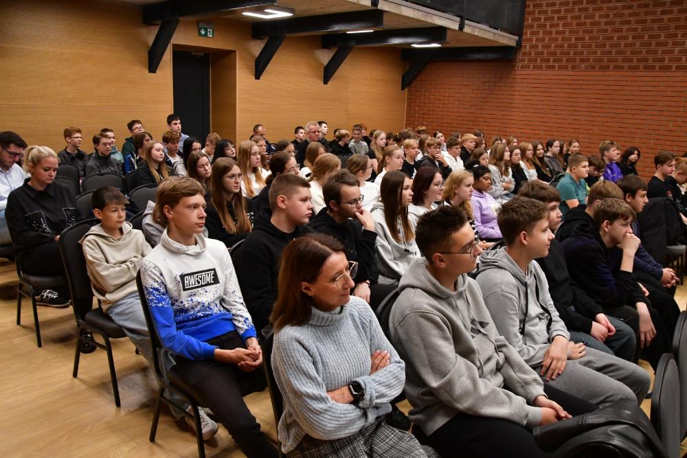 Zdjęcie galerii artykułu:  - e) Spotkanie uczniów klas VIII w ramach Ogólnopolskiego Tygodnia Kariery