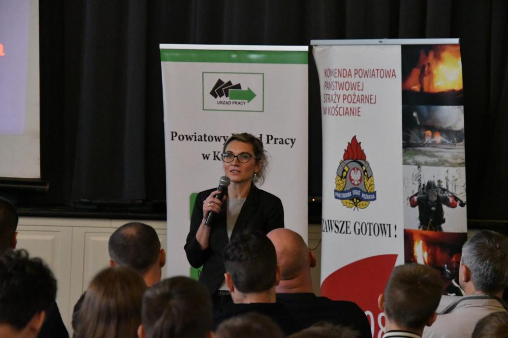 Zdjęcie galerii artykułu:  - e) Spotkanie uczniów klas VIII w ramach Ogólnopolskiego Tygodnia Kariery
