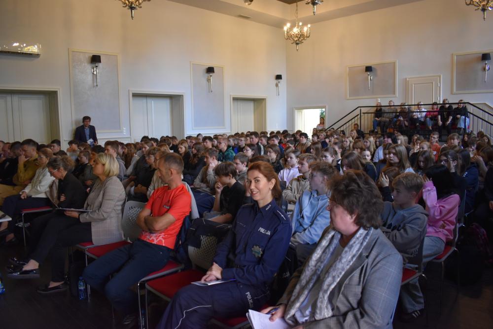 Zdjęcie galerii artykułu:  - h) Spotkanie uczniów klas VIII w ramach Ogólnopolskiego Tygodnia Kariery